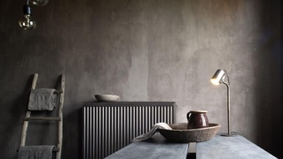 Интерьер, простой и комфортный в уборке — трендовое декоративное покрытие стен фото